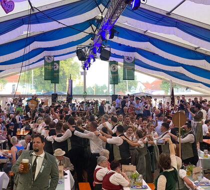 Feierndes Publikum im Zelt