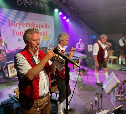 Musiker der Bayernkapelle auf der Bühne während sie spielen