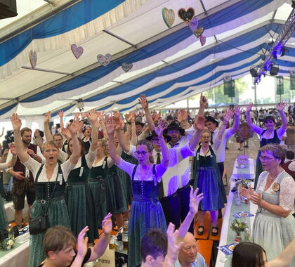 Feierndes Publikum im Zelt
