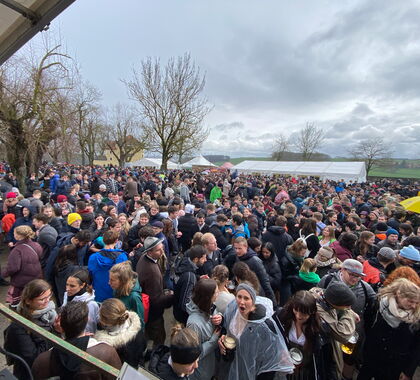Publikum vor der Bühne am Adlersberg beim Prößlbräu