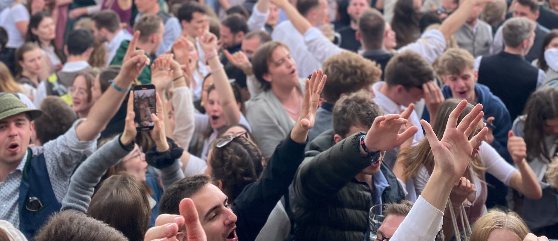 Feierndes Publikum vor der Bühne beim Prößlbräu in Adlersberg