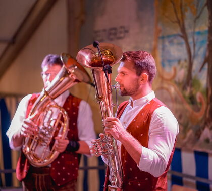 Andi Schmid auf der Bühne mit seinem Instrument