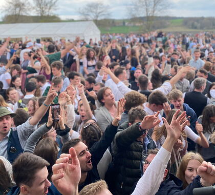 Feierndes Publikum vor der Bühne beim Prößlbräu in Adlersberg